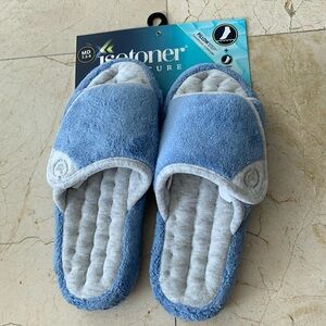 Isotoner Signature memory foam slippers size 7.5-8 NWT
